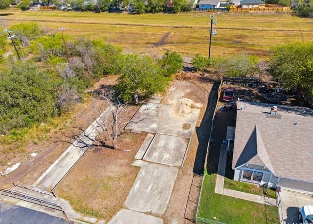 8802  Catalina Bay Dr, San Antonio, TX 78242 — photo 2