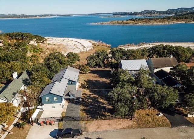 864 Lakebreeze Dr