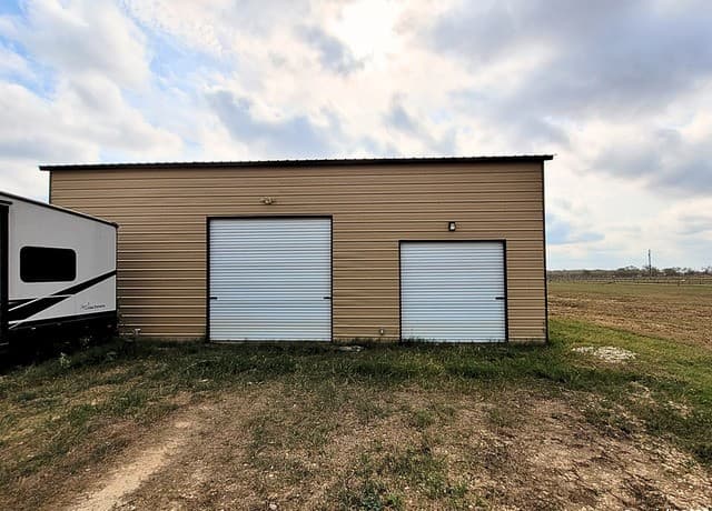 2072  County Road 421, Stockdale, TX 78160 — photo 10