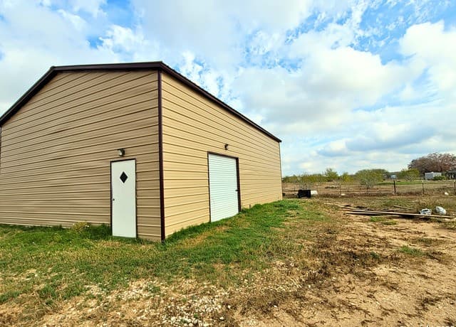 2072  County Road 421, Stockdale, TX 78160 — photo 11