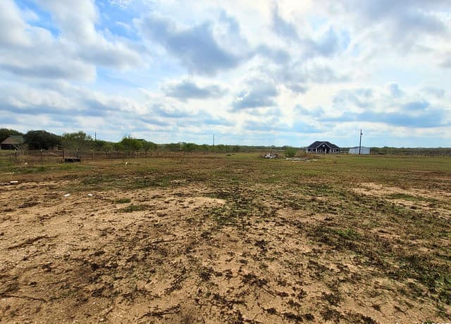 2072  County Road 421, Stockdale, TX 78160 — photo 12