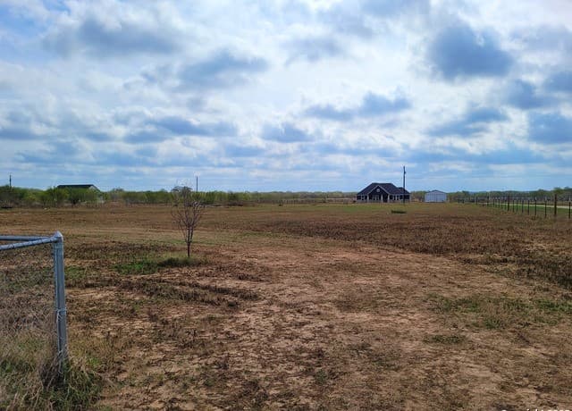 2072  County Road 421, Stockdale, TX 78160 — photo 13