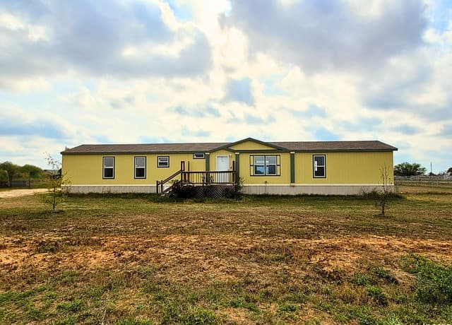 2072  County Road 421, Stockdale, TX 78160 — photo 2