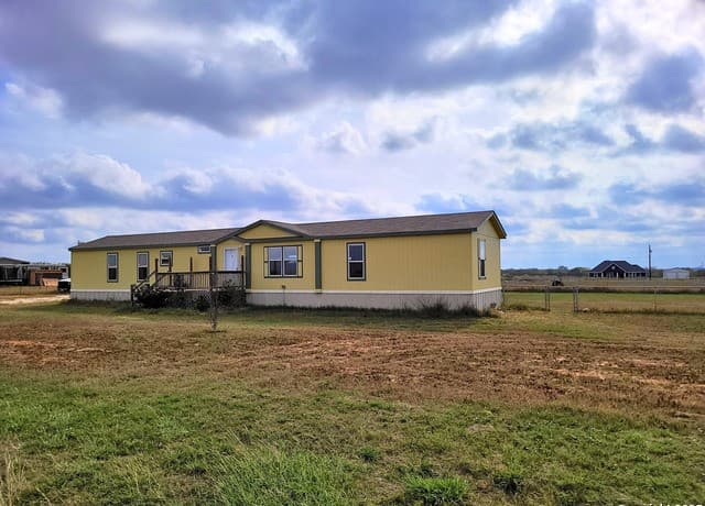 2072  County Road 421, Stockdale, TX 78160 — photo 3