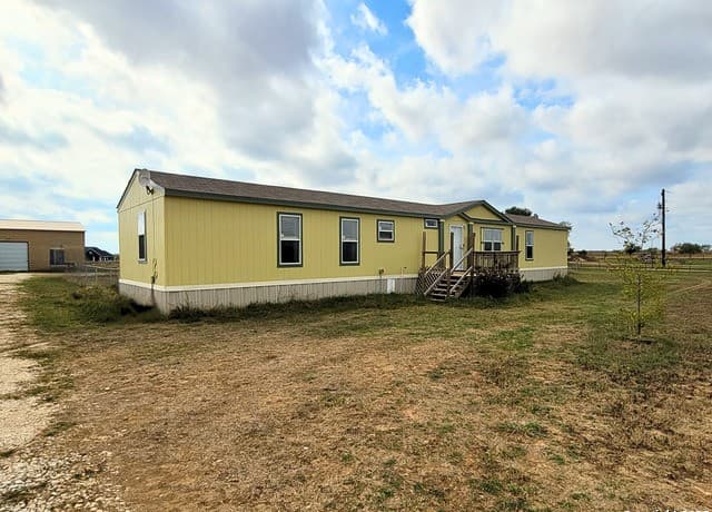 2072  County Road 421, Stockdale, TX 78160 — photo 4
