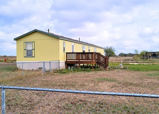 2072  County Road 421, Stockdale, TX 78160 — photo 5