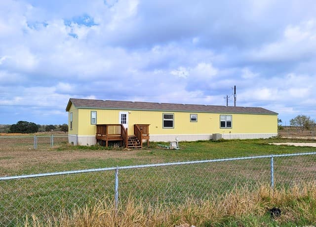 2072  County Road 421, Stockdale, TX 78160 — photo 6