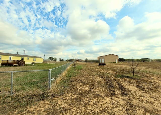 2072  County Road 421, Stockdale, TX 78160 — photo 8