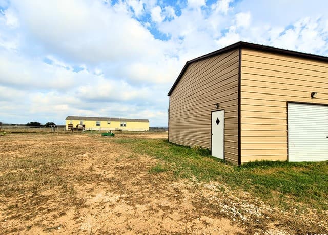 2072  County Road 421, Stockdale, TX 78160 — photo 9