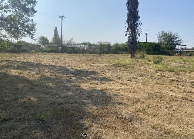 15650  Interstate Highway 35, Dilley, TX 78017 — photo 2