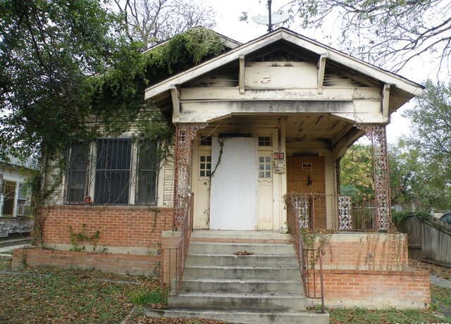 1221 Crockett