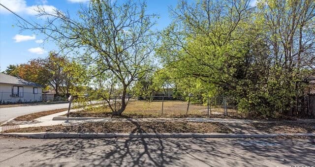3302 W Houston