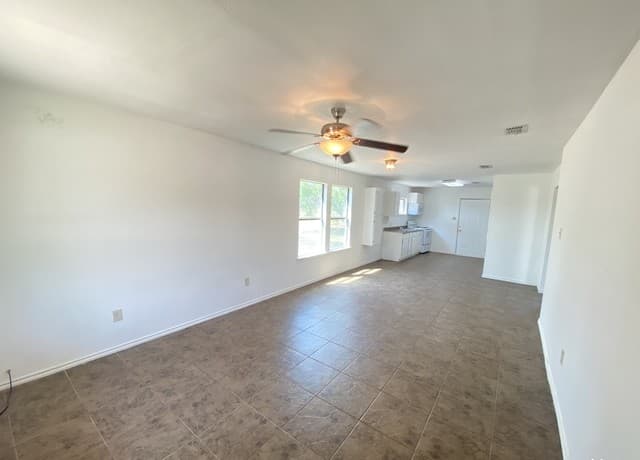 428  Burnett Ave Unit B, Charlotte, TX 78011 — photo 2
