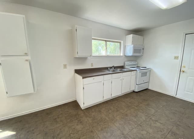 428  Burnett Ave Unit B, Charlotte, TX 78011 — photo 3