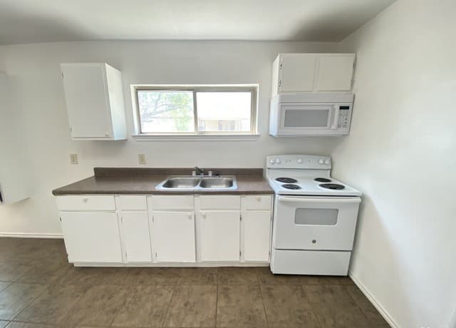 428  Burnett Ave Unit B, Charlotte, TX 78011 — photo 4