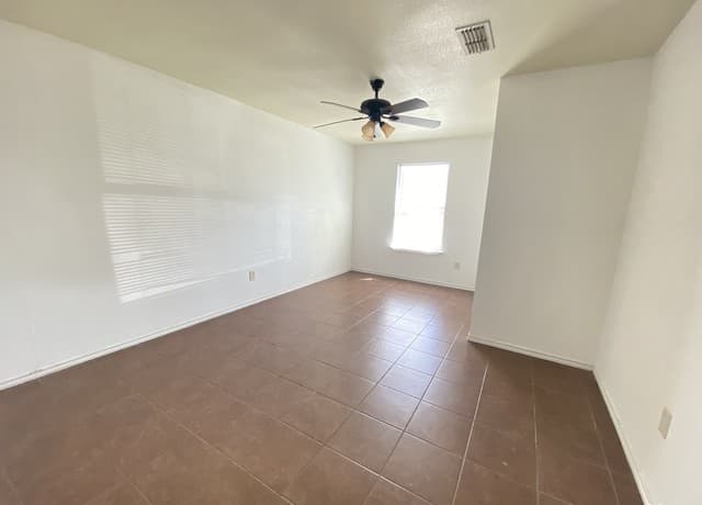 428  Burnett Ave Unit B, Charlotte, TX 78011 — photo 8