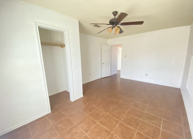 428  Burnett Ave Unit B, Charlotte, TX 78011 — photo 9