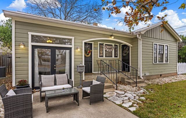 210 N Acorn
