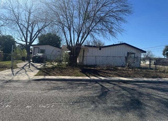 1050  Nw 38th St, San Antonio, TX 78228 — photo 4