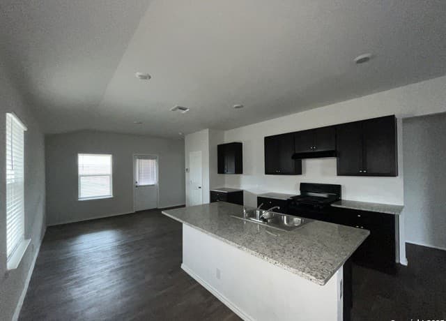 324  Middle Green Loop, Floresville, TX 78114 — photo 6
