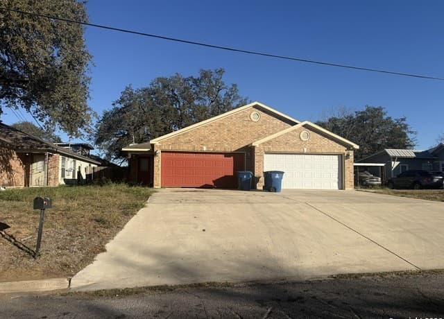 707  Dallas, Pleasanton, TX 78064 — photo 2