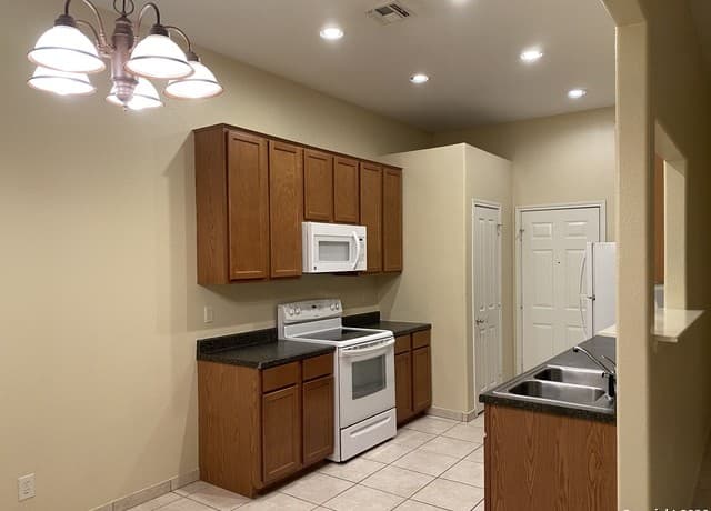 707  Dallas, Pleasanton, TX 78064 — photo 5