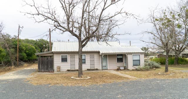 730 N Main, Utopia, TX 78884 — photo 2