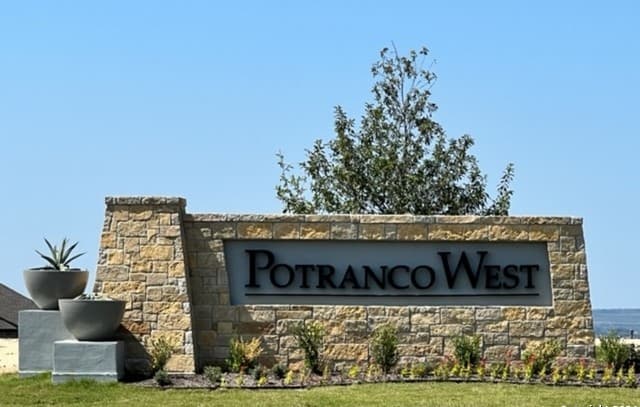 321  Lawrence Drive, Castroville, TX 78009 — photo 2