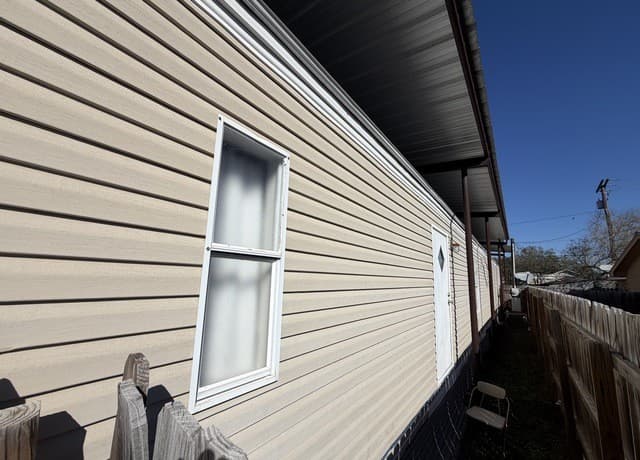 409 E Tullos, Three Rivers, TX 78071 — photo 3