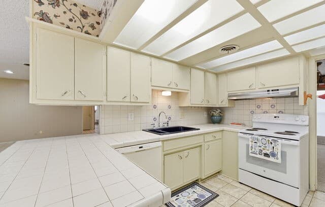 10119  Carolwood Drive, San Antonio, TX 78213 — photo 14