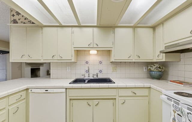 10119  Carolwood Drive, San Antonio, TX 78213 — photo 15