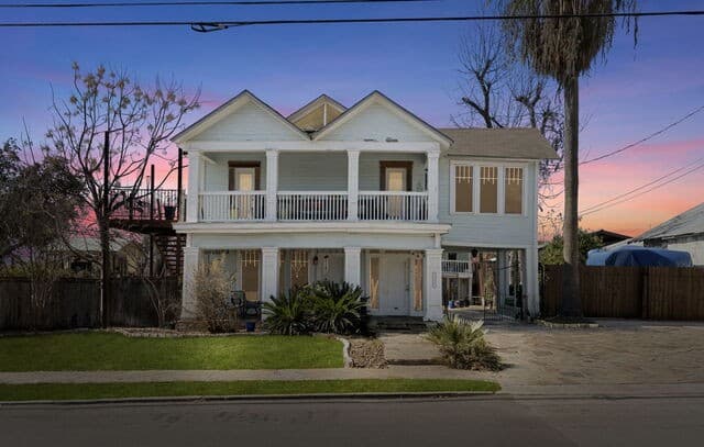 3221 N Flores