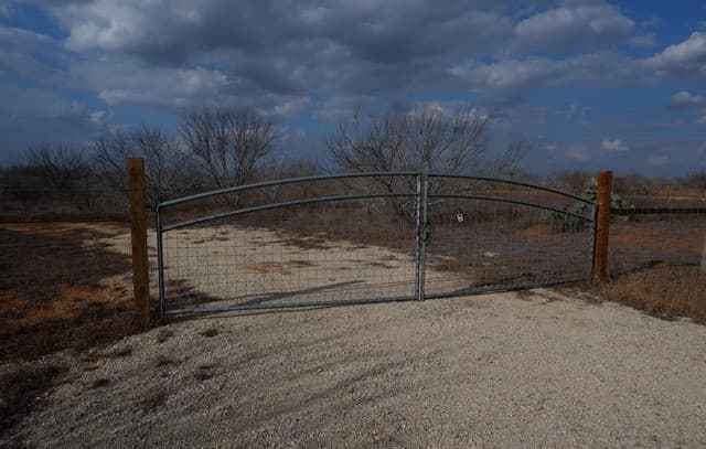 464  Cr354, Charlotte, TX 78011 — photo 2
