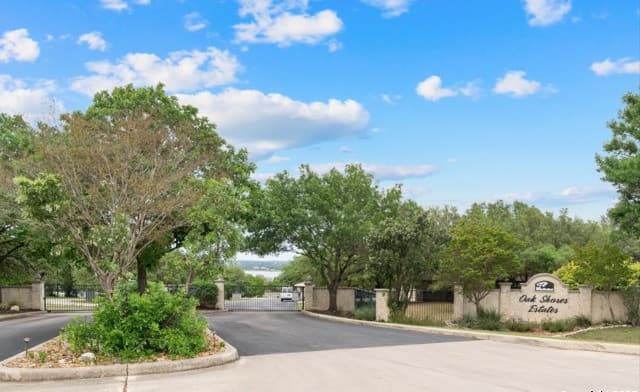 523  Oak Shores Dr, Canyon Lake, TX 78133