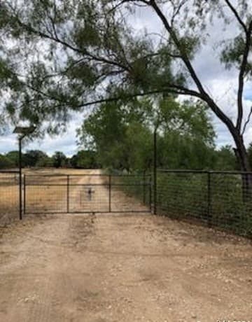 580  Cr 663, Devine, TX 78016 — photo 9