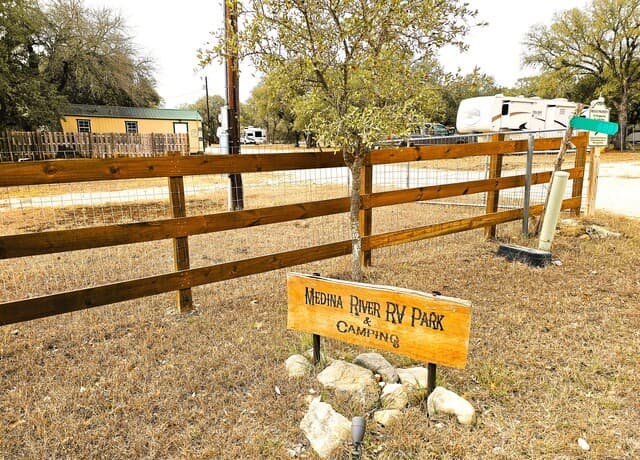 605  Lakeshore Ln, Bandera, TX 78003 — photo 2