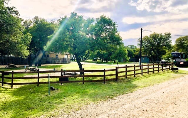 605  Lakeshore Ln, Bandera, TX 78003 — photo 4