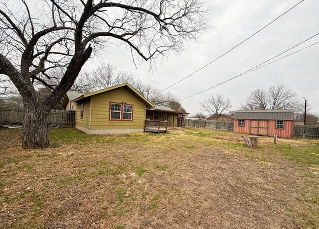 607 N Bowie, Fredericksburg, TX 78624 — photo 2