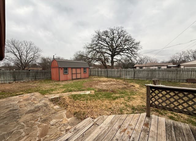 607 N Bowie, Fredericksburg, TX 78624 — photo 3