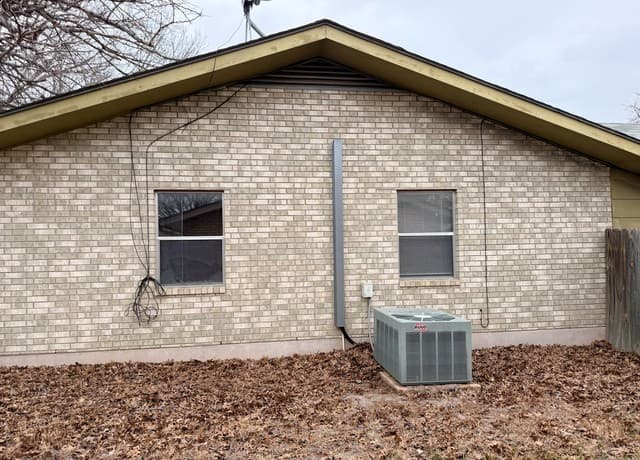 607 N Bowie, Fredericksburg, TX 78624 — photo 4