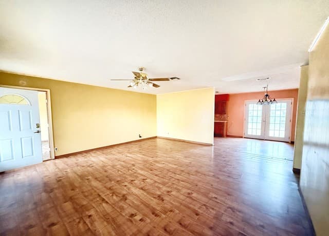 607 N Bowie, Fredericksburg, TX 78624 — photo 6