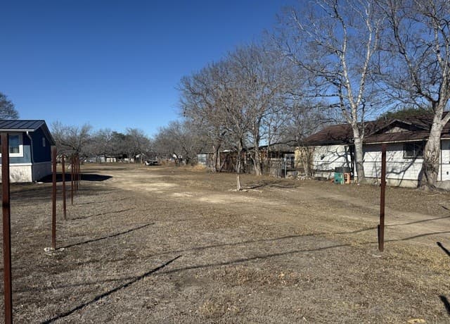 831 W Villaret