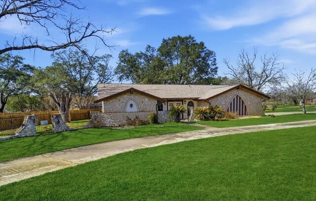 1407 Hospital Blvd, Floresville, TX 78114 — photo 2