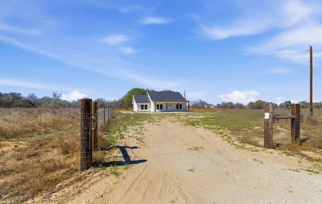 374  County Road 124, Floresville, TX 78114 — photo 8