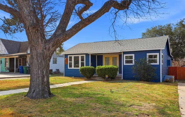 2038 W Woodlawn