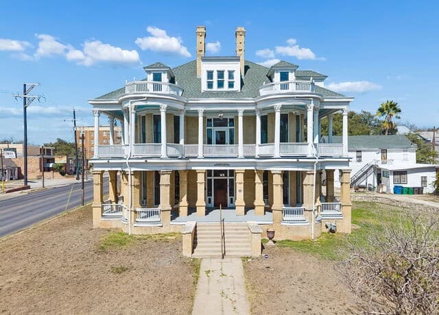 339 W Woodlawn Ave