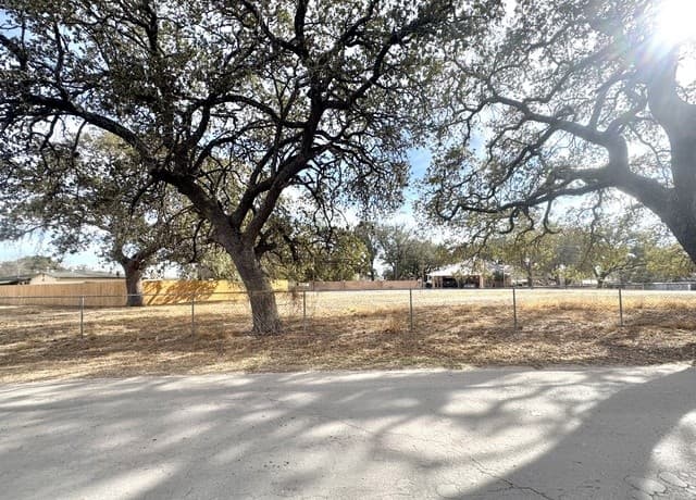 402 W Dilley, Devine, TX 78016 — photo 2