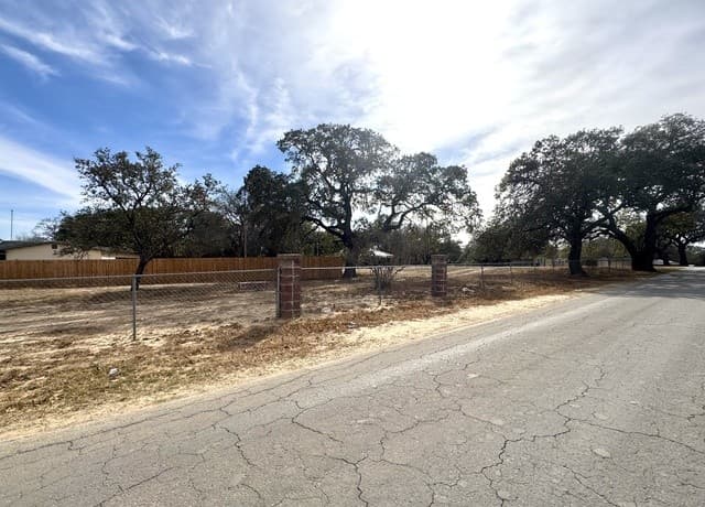 402 W Dilley, Devine, TX 78016 — photo 3