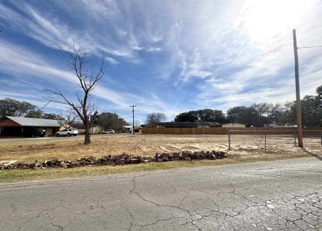 402 W Dilley, Devine, TX 78016 — photo 4