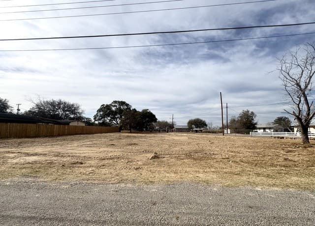402 W Dilley, Devine, TX 78016 — photo 5